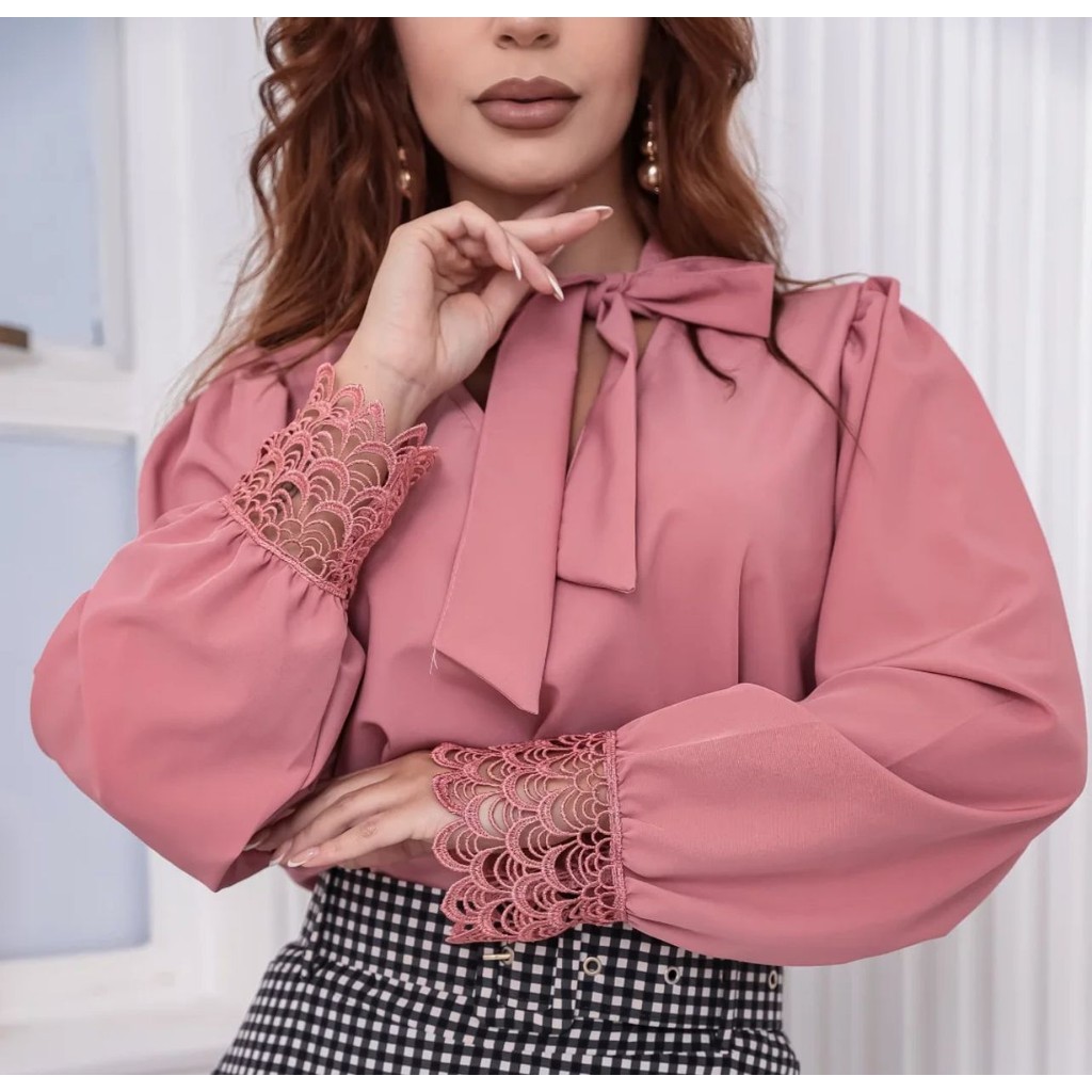Camisa Romântica com Laço na Gola e detalhe guipir no punhoTrabalho Passeios Eventos sociais Evangélica Cristã Modesta