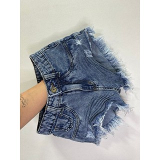 Short Jeans Com Barrinha Desfiada E Detalhe No Bolso Traseiro