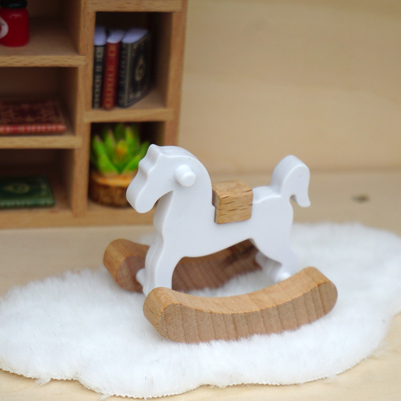Cadeira de balanço branca para casa de bonecas Mini modelo de cavalo de balanço de madeira Acessórios de brinquedo em miniatura para decoração de móveis de casa de bonecas