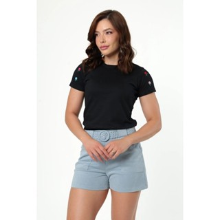 T SHIRT FLORES COLORIDAS BORDADO NA MANGA - PRETO