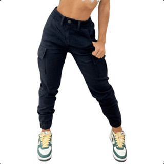 Calça Cargo Jogger Jeans Feminina Com Lycra Cintura Alta Levanta Bumbum Com Bolsos Nas Laterais cor bege Com elástico na barra moderno e elegante!
