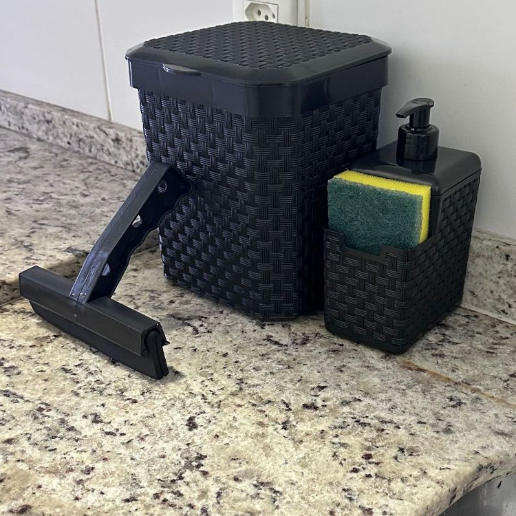 Jogo de Pia Rattan Lixeira 05 Litros Porta Detergente com Porta Esponja e Rodinho de Pia