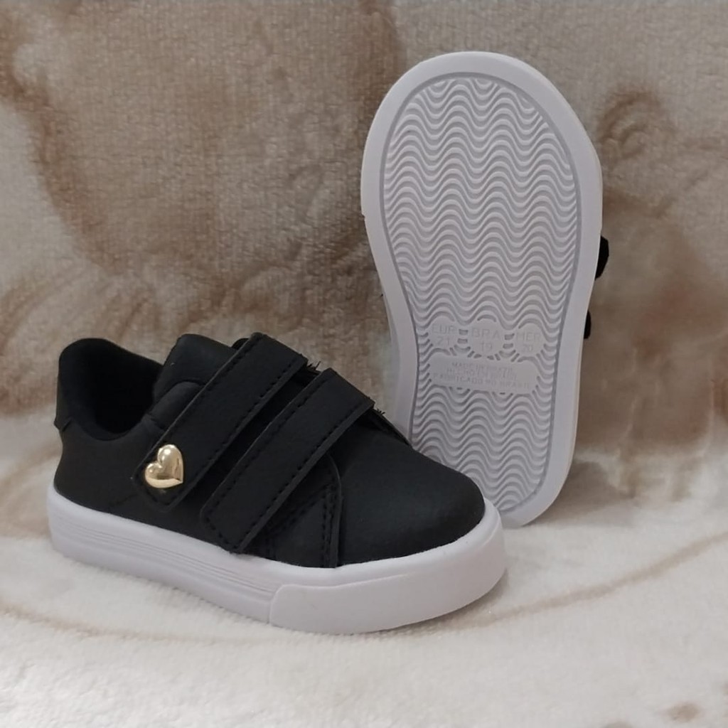 Tênis de menina preto ou nude coração dourado para bebê infantil