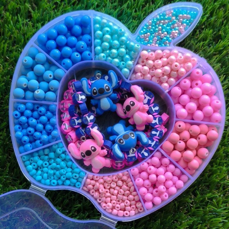 Kit Miçangas Stitch e Angel SUPER LANÇAMENTO 1.464 peças MIX de Cores AZUL E ROSA Com bolinhas Pérolas Pingentes Aplique Emborrachado para você montar diversas peças Pulseiras Chaveiros Kawaii Fofos Contas Divertidas Infantil Entremeios Pingentes Resina