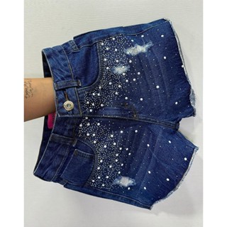 Short Jeans Lavagem Escura Com Detalhes De Strass E Pedrinhas