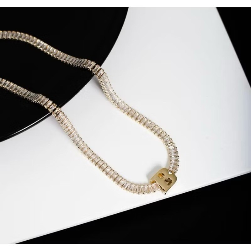 Choker riviera baguete com letra/inicial em Oferta na Shopee