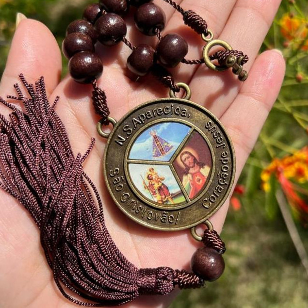 Adorno de Madeira para Retrovisor - 23 cm | Medalha Religiosa - Nossa Senhora Aparecida, São Cristovão & Sagrado Coração