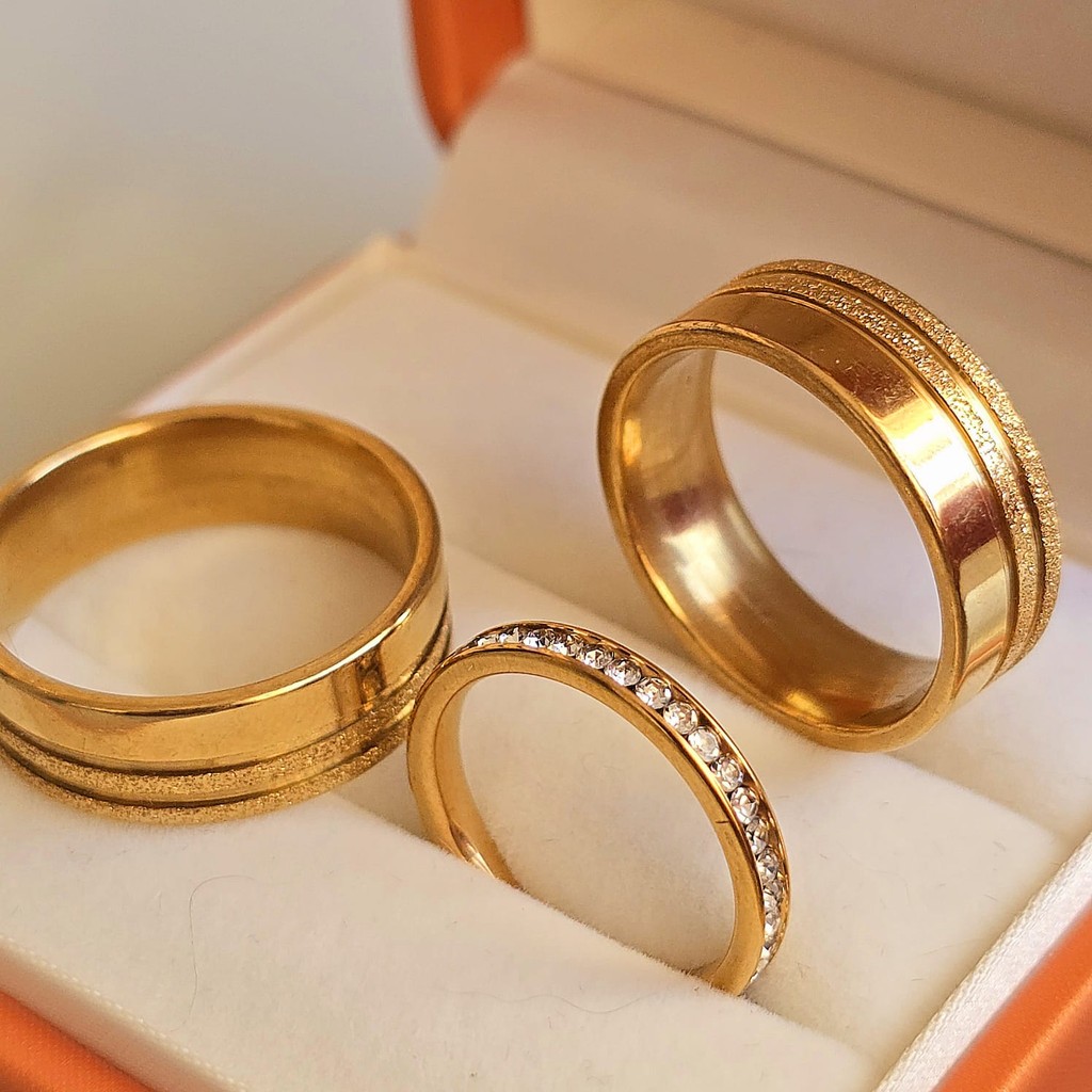 Par de aliança 8mm friso diamantada e anel aparador compromisso banhado a ouro 18k (COD-202)