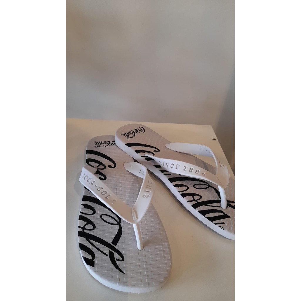 Chinelo Coca-Cola Spencerian Crop Branco/Preto Ref.: CC4255