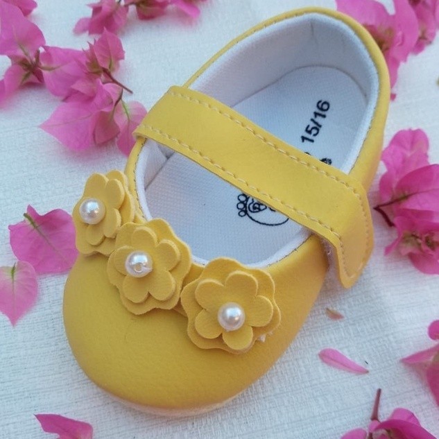 sapatinho de bebê amarelo muito lindo gente