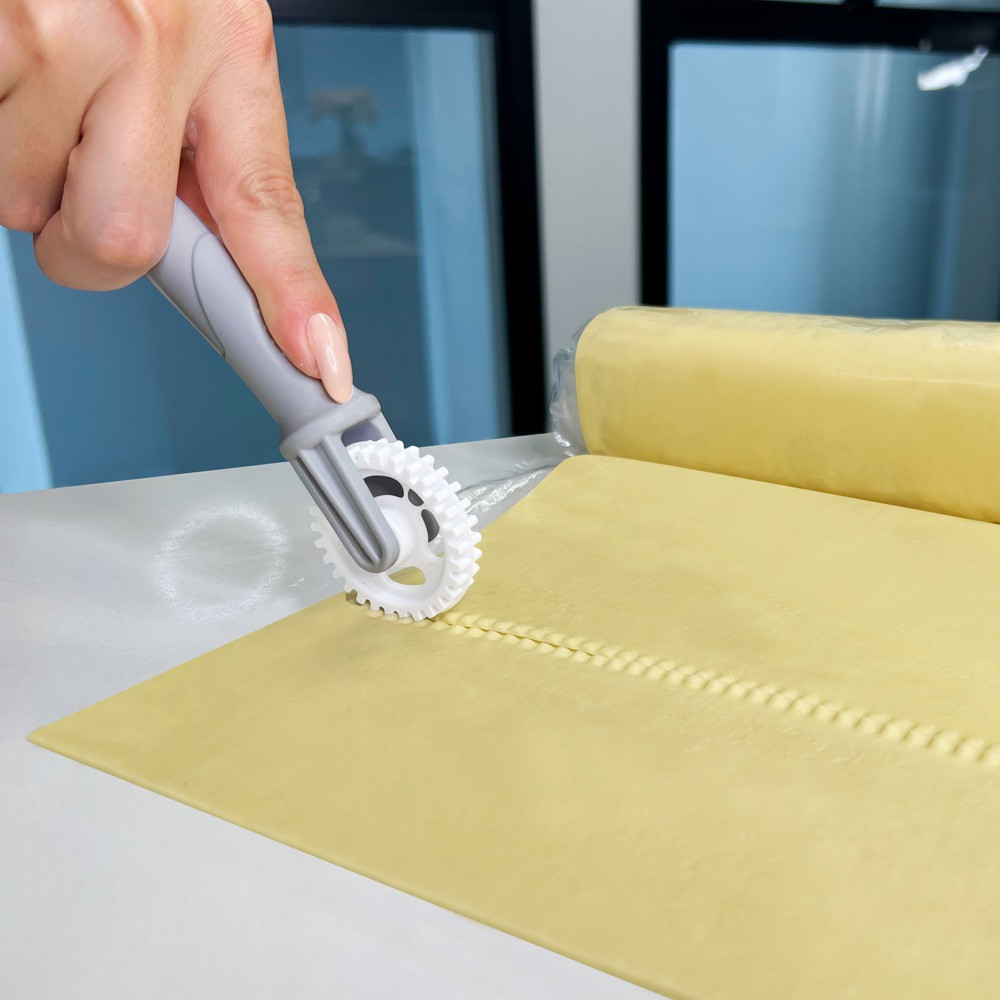 Carretilha Corta E Fecha Massas Pastel Plástico Keita em Oferta na Shopee