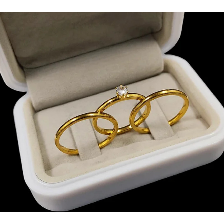PAR DE ALIANÇAS TRADICIONAIS 2MM BANHADAS A OURO 18K + SOLITÁRIO 2MM COM PEDRA DE ZIRCÔNIA COD-21
