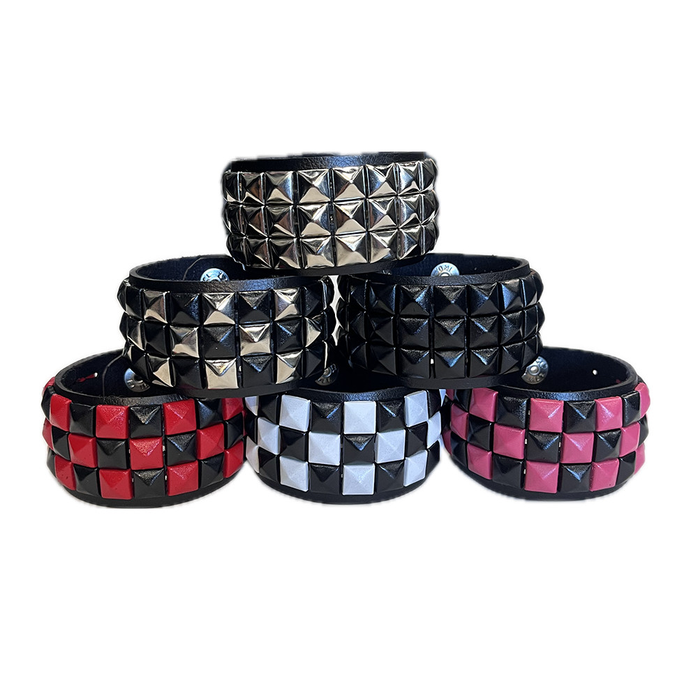 Bracelete Piramide Triplo Spikes Punk Rock Emo Gotico Colorido Heavy Metal Moda Alternativa