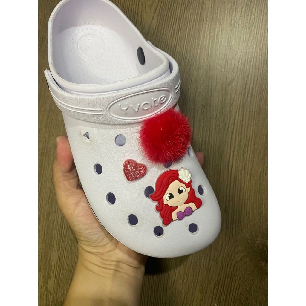 03 Pins/Bottons Em Resina Com Pom pom  Para Babuche - Ariel
