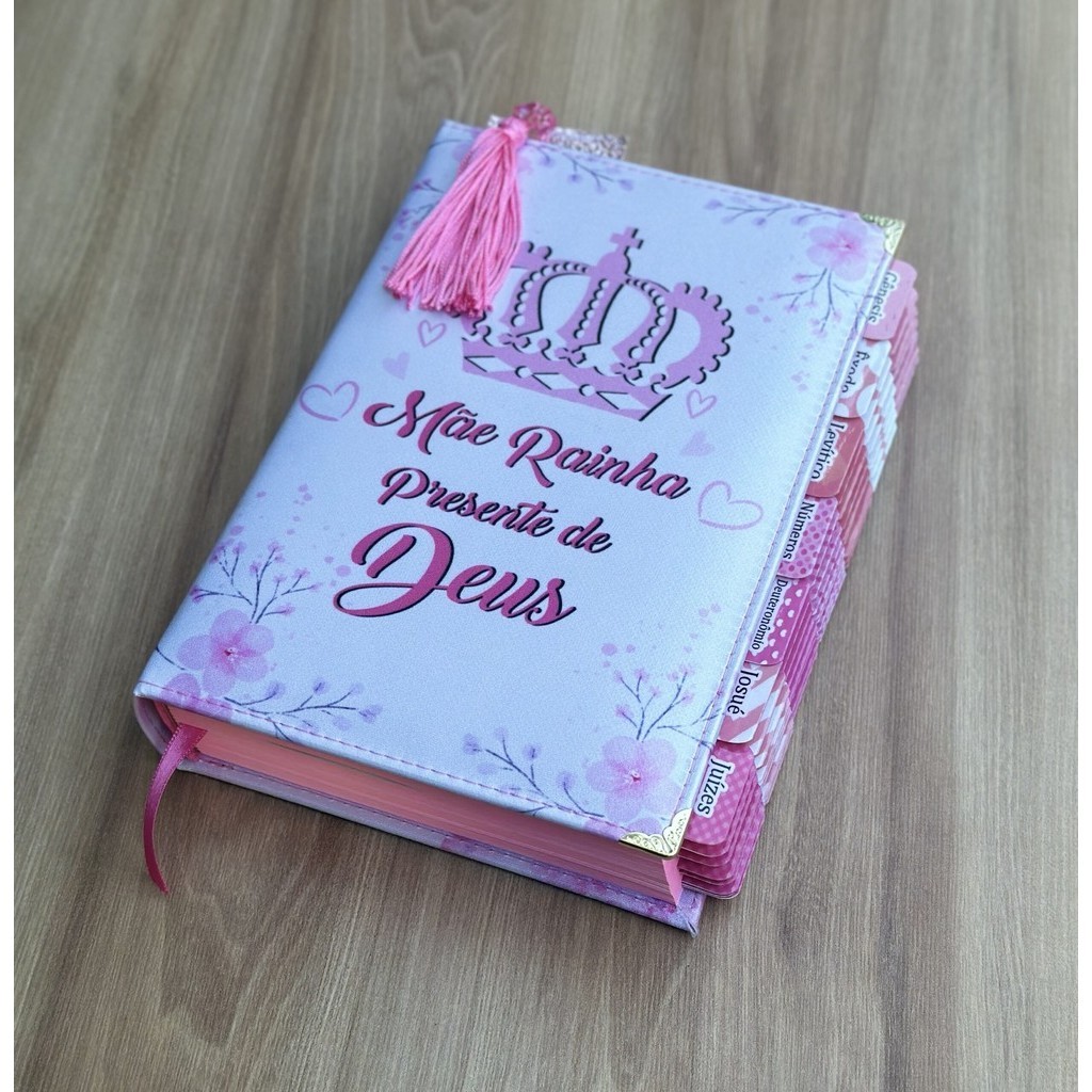 Bíblia Mãe Presente de Deus Rosa | capa dura acolchoada com abas adesivas já coladas + marca página glitter rosa claro - com palavras de Jesus em vermelho