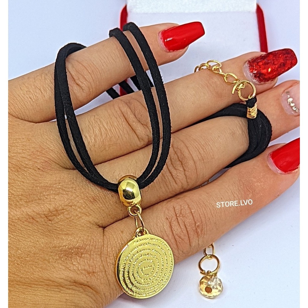 Colar Choker Fio Couro Camurça Preto com Pingente Medalha Oração Pai Nosso Folheado Ouro Dourado Cordão Feminino