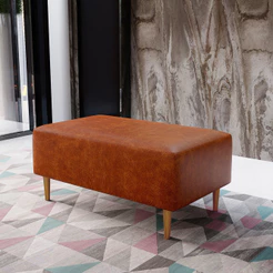 Puff Decorativo Sala de Estar Cléo W01 Pés Palito 90 cm Couríssimo Camel - Lyam Decor