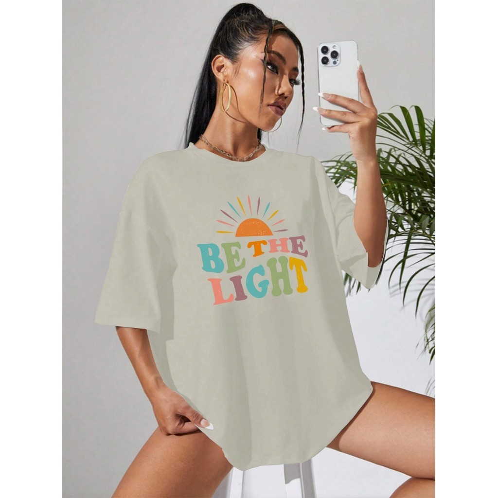Camiseta Be The Light Estampada Costa Lisa Feminina Minimalista Moderna Estilosa Tecido Macio