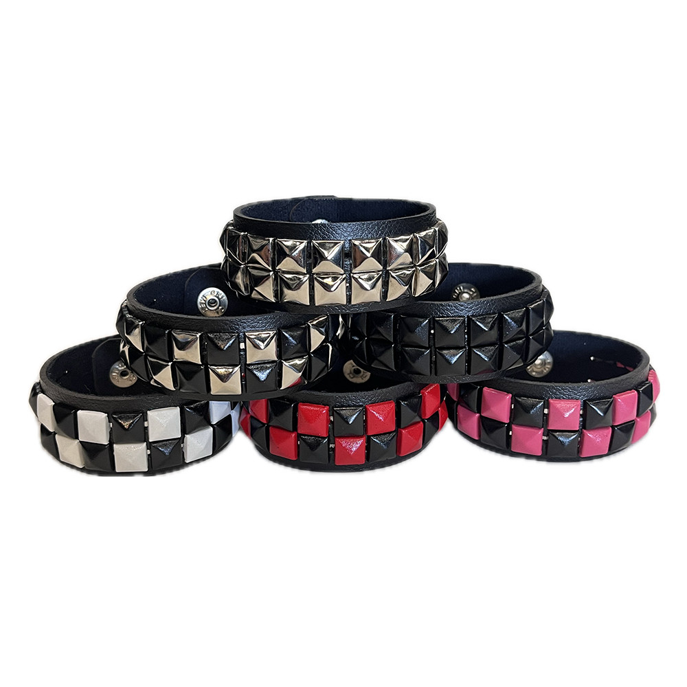 Bracelete Piramide Duplo Courino Spikes Punk Rock Emo Gotico Colorido Hevy Metal