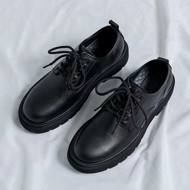 Sapatos de couro de verão sapatos masculinos à prova d'água, antiderrapante e respirável, pequenos sapatos de couro pretos novos homens de negócios, roupas casuais, sapatos masculinos