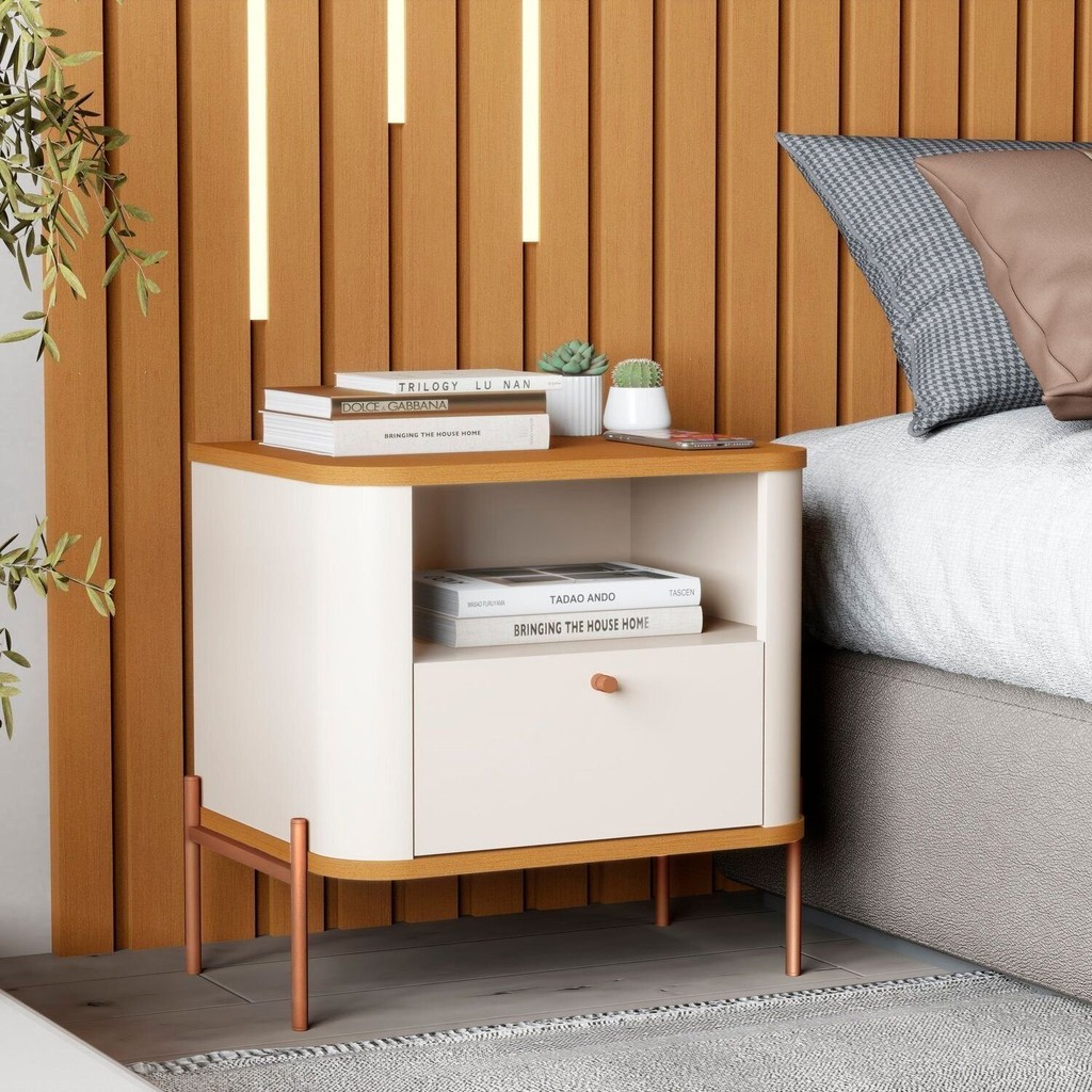 Mesa de Cabeceira Curva 1 Gaveta e 1 Nicho Pés e Puxadores em Metal 45cm Tucupí Off White/Nature/Bronze em Oferta na Shopee