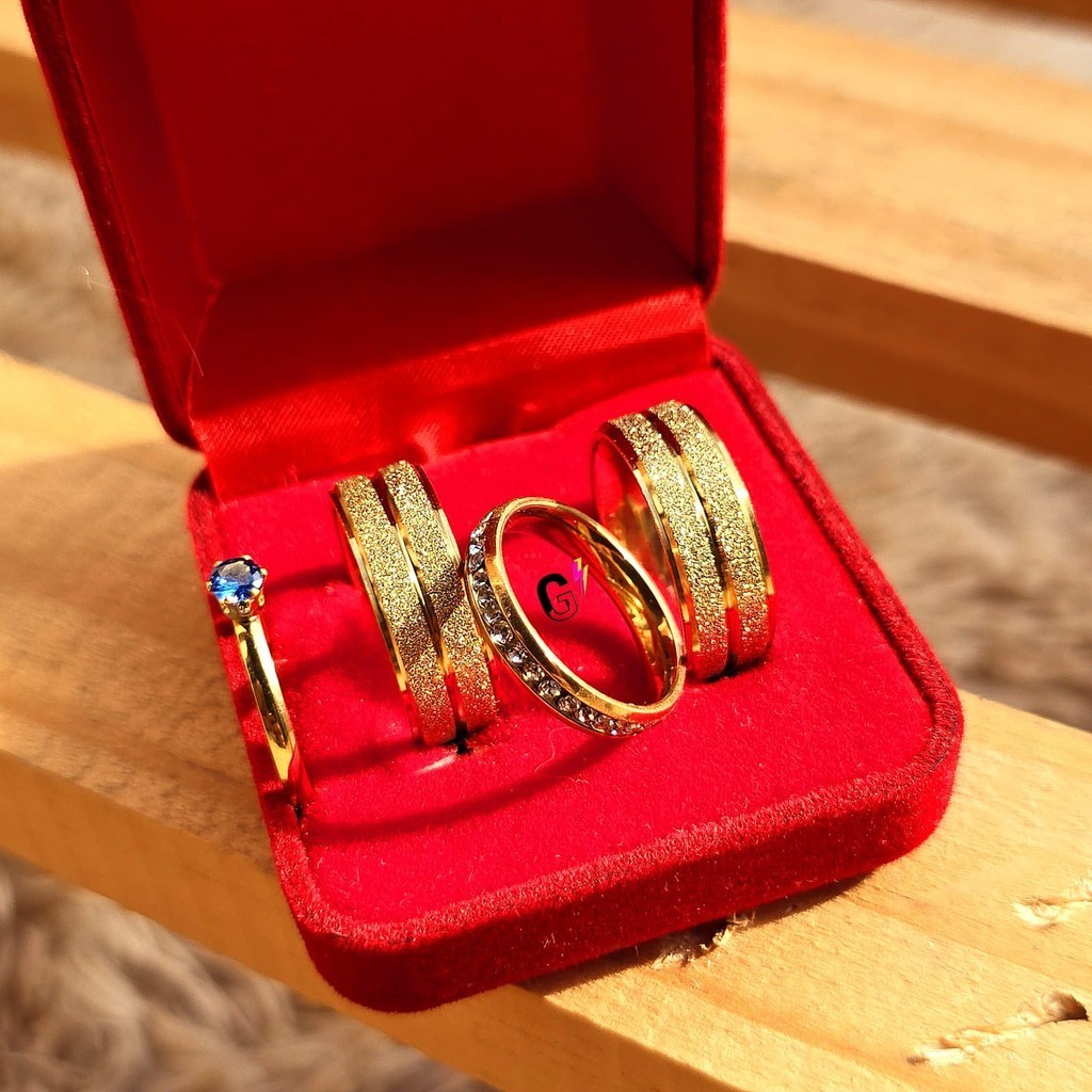 Par de alianças 8mm banhada a ouro 18k Diamantada + Gravação + Solitário e Aparador (COD-102) em Oferta na Shopee