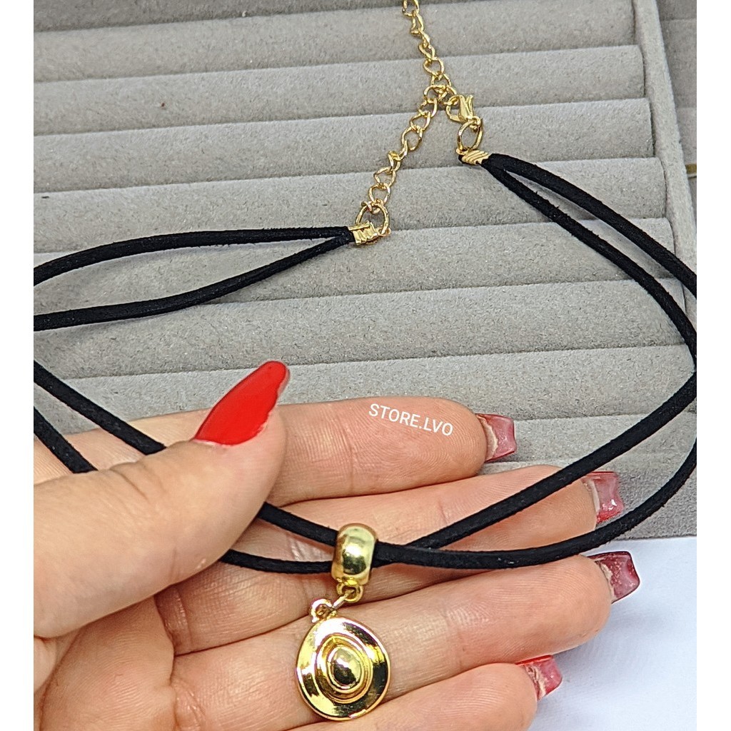 Colar Camurça Preto Feminino com Pingente Chapéu Dourado Folheado Ouro / Choker Couro Mulher Peoa
