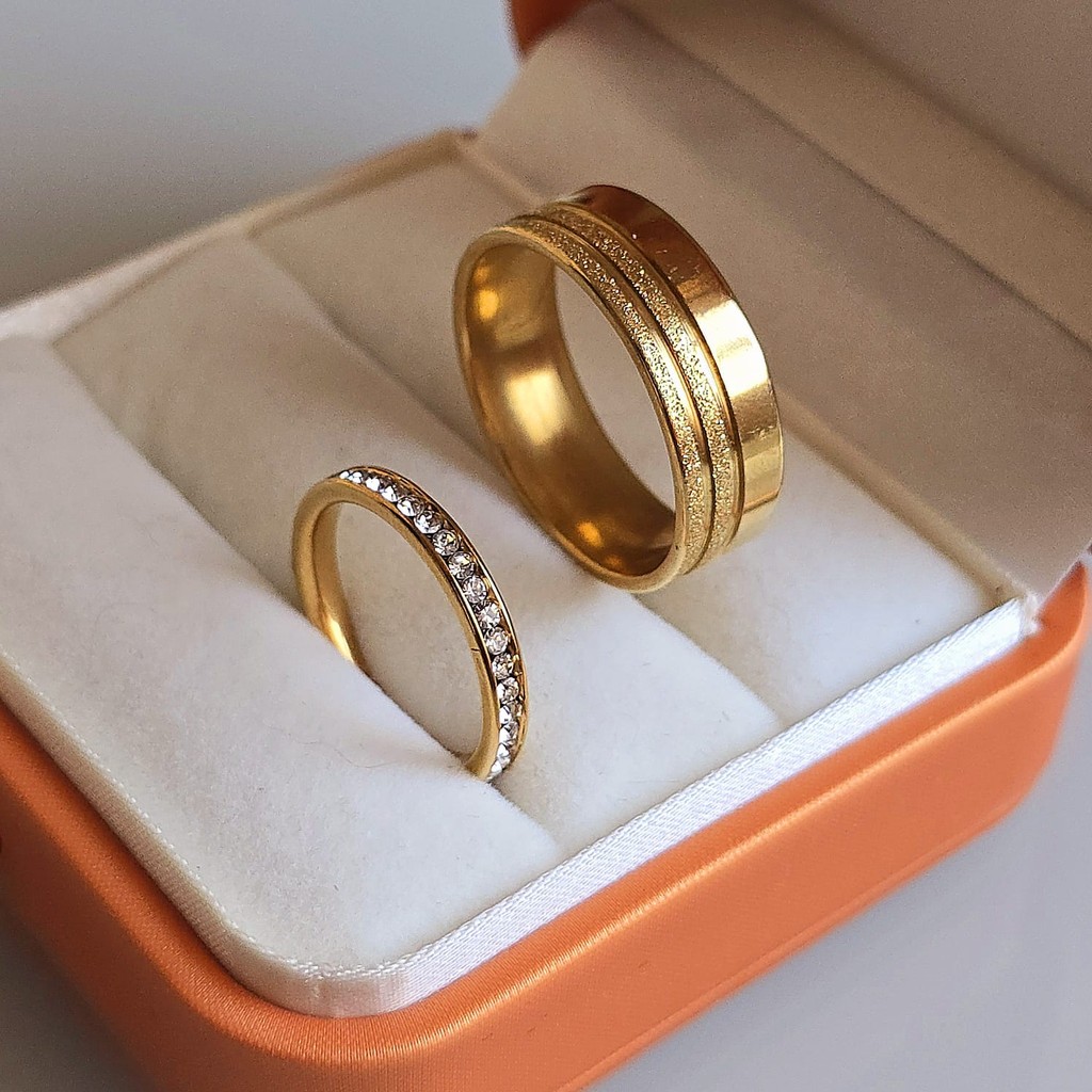aliança 8mm friso diamantada e anel aparador compromisso banhado a ouro 18k (COD-202)