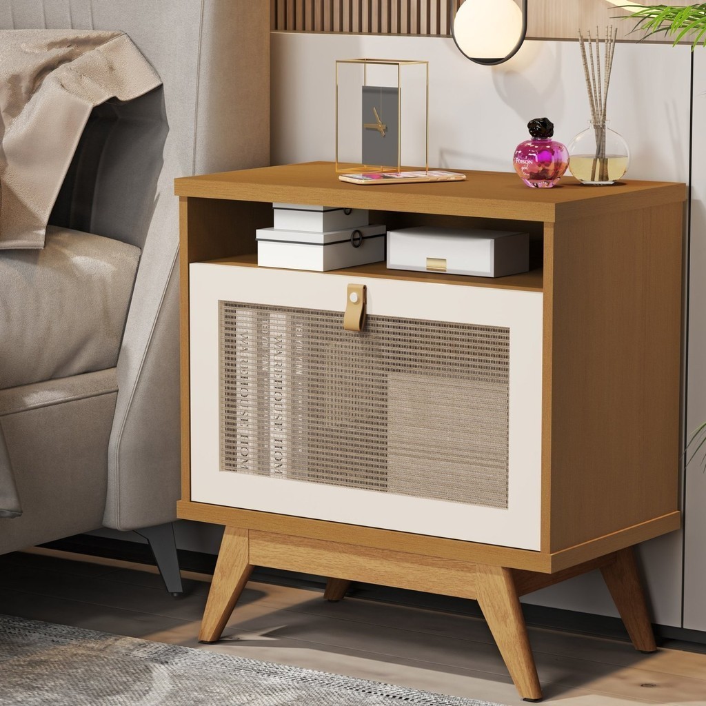 Mesa de Cabeceira 1 Porta em Rattan com Puxador de Couro e Nicho Nature/Perola - Home & Living