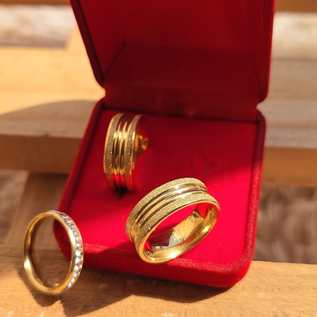 Par de alianças casamento banhada  a ouro 18k diamantada Friso  lateral + Aparador + Gravação COD-520 em Oferta na Shopee