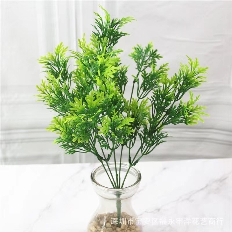 Grama decorativa de planta verde simulada