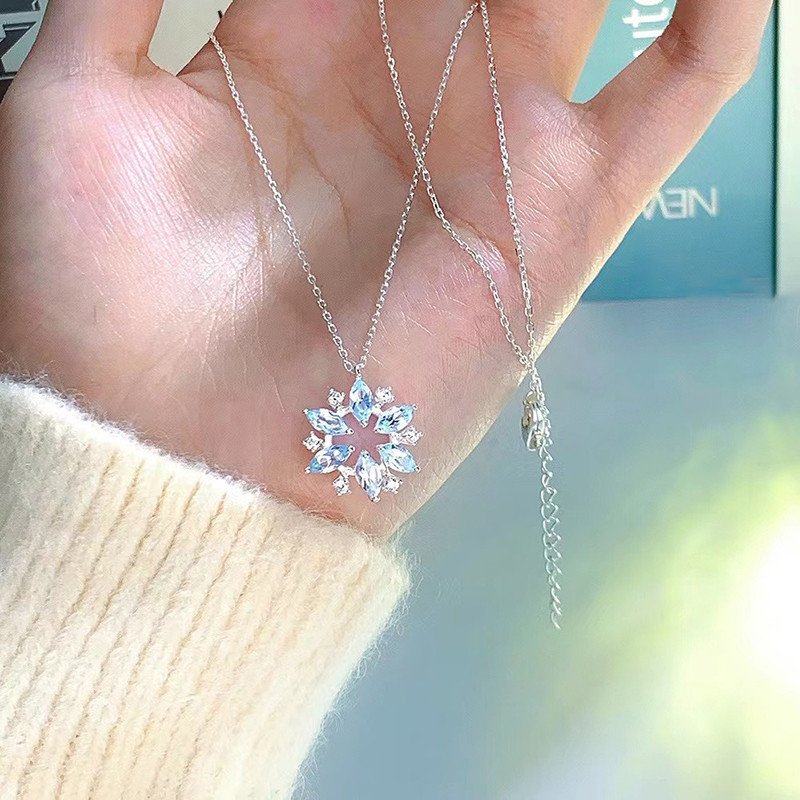 Floco de Neve de Diamante Azul Intermitente Sweet Girl Heart Gentle Temperament Light Luxury Niche Necklace