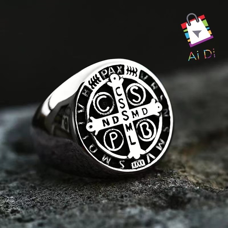 Anel Masculino São Bento Cravejado: Medalha Cruz de Dedeira em Aço Inoxidável, Banhado a Ouro 18k