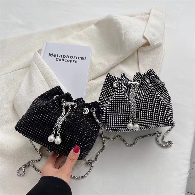 Bolsa de Strass/ Brilho com alça de Corrente Transversal