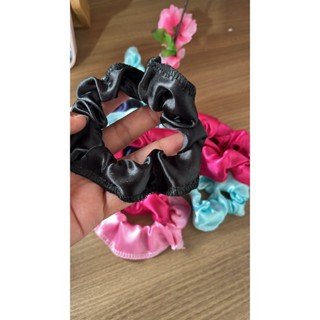 Kit 3 Xuxas de Cetim Scrunchie de Cetim Xuxa de Seda Antifrizz Rabicó Elástico de Cabelo em Oferta na Shopee