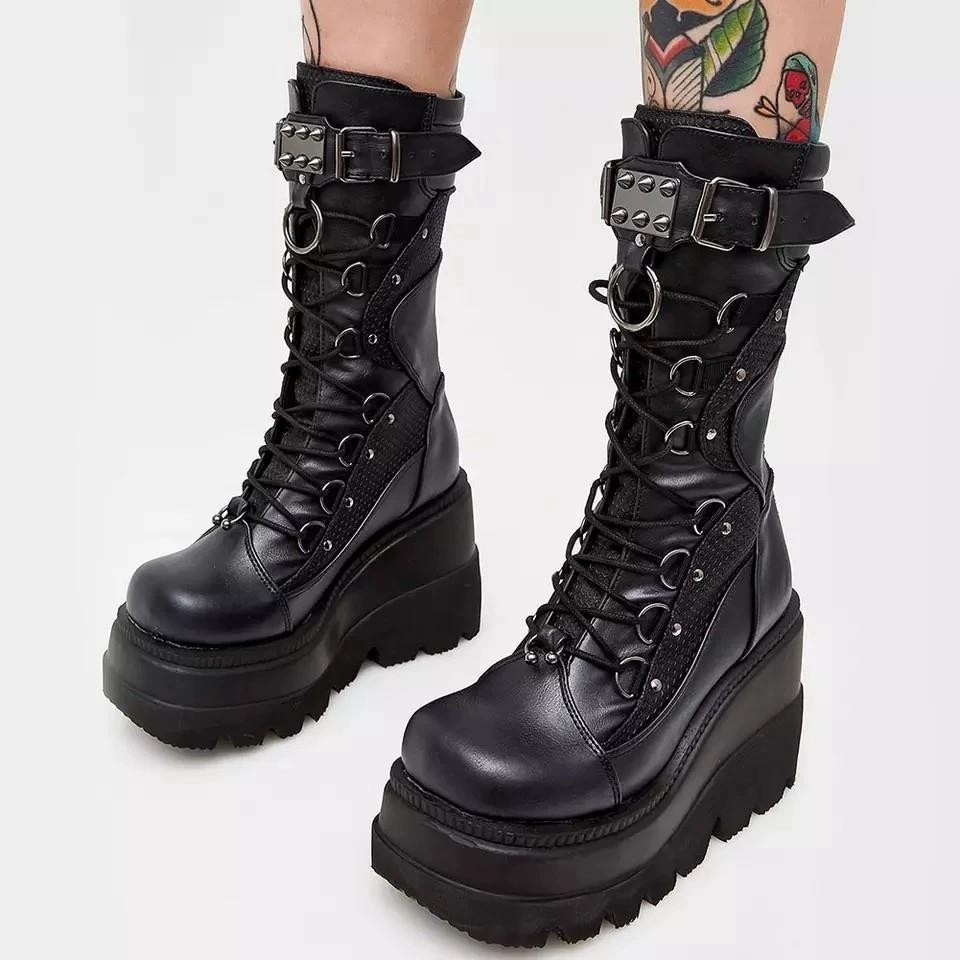 Botas Slope e Cavaleiro, Mulheres Europeu e Americano Novo Grande Estilo Punk Grosso Bottom Mid Top Botas em Oferta na Shopee