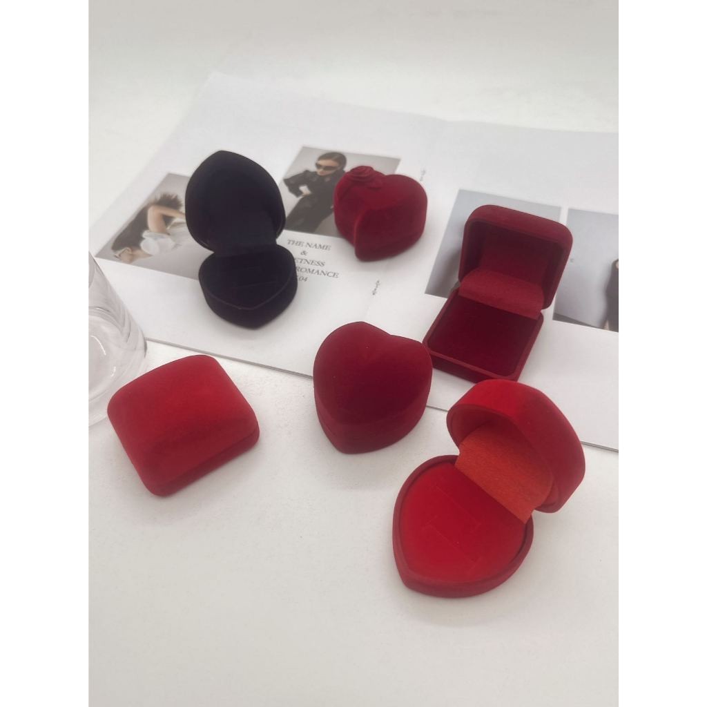 Caixinha de Veludo Fecho de Metal Para Aliança Vermelha/Preta