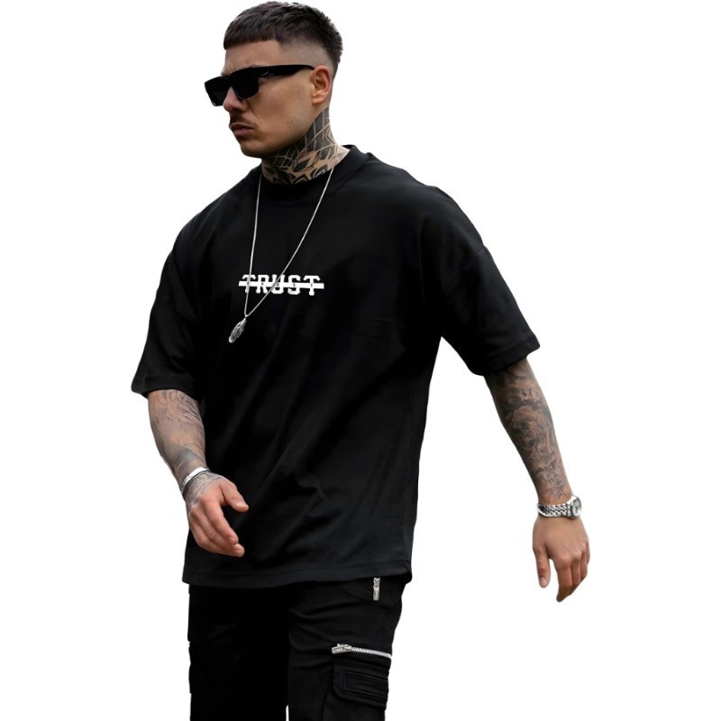 Camiseta Trust masculina com estampa de letras e ombros caídos, camisa oversized
