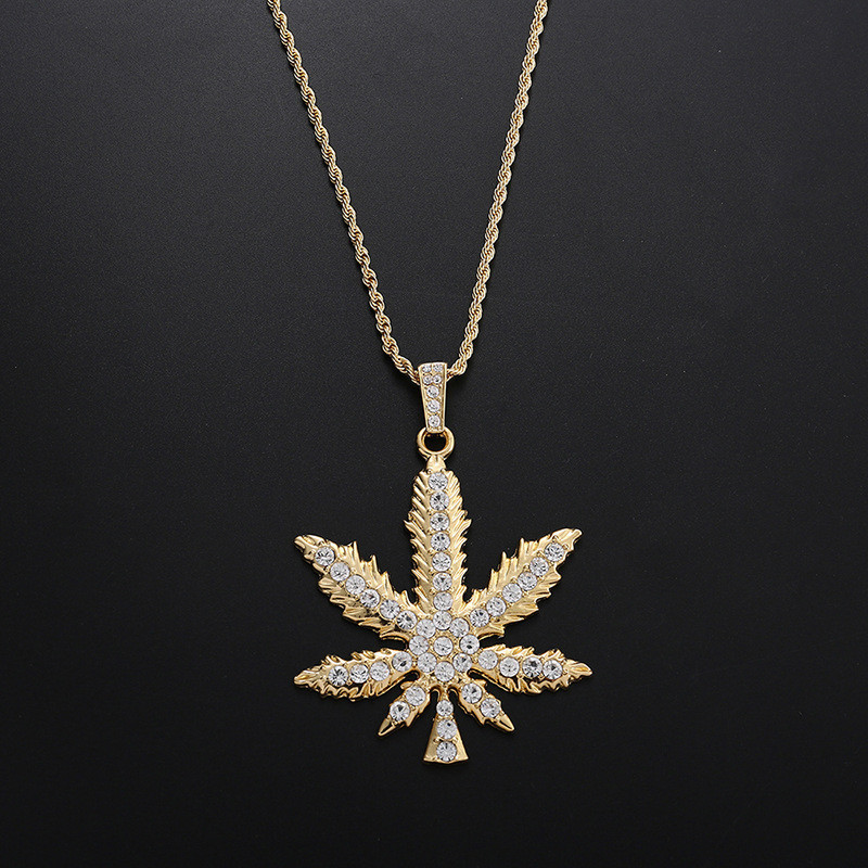 [Same model for stars] Popular trendy necklaces Personalized maple leaf full diamond pendant hip-hop rap jewelry accessories Trend maple leaf necklace pendant Fashion couple