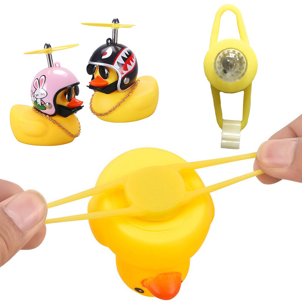 Patinho com Capacete Carro Moto Bicicleta Decorativo Acessórios — imagem 2 de 2