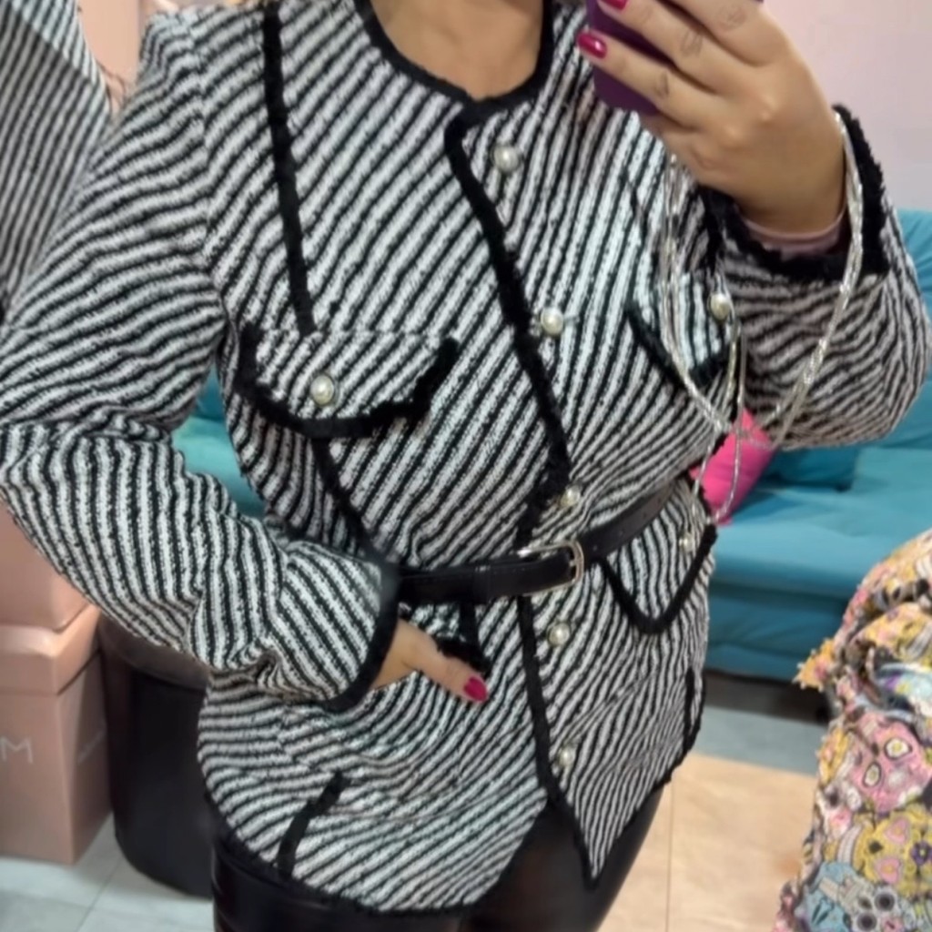 Blazer Tweed com Cinto e Bolsos Clássico Preto e Branco