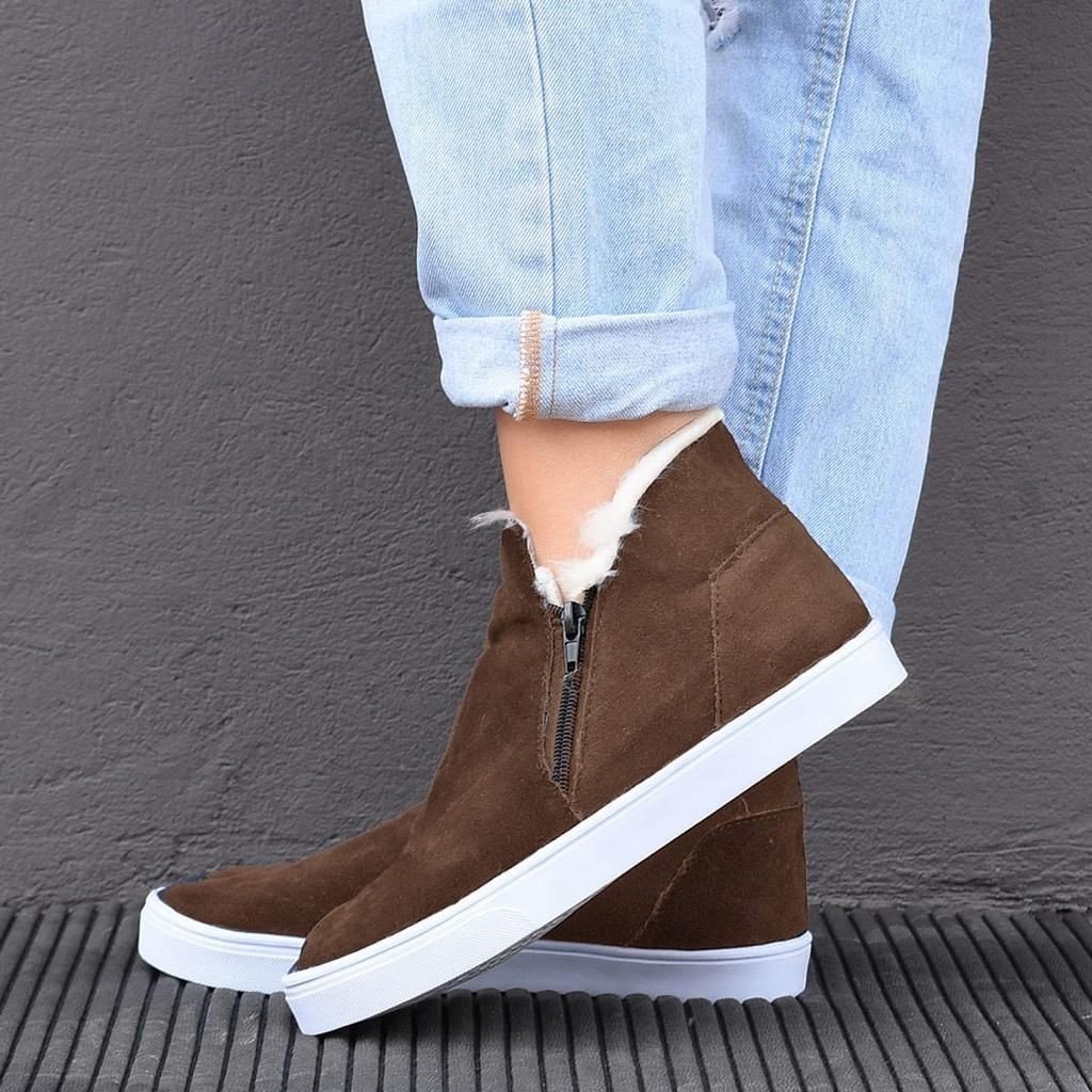 Tênis botinha apeluciada, bota cano curto com pelo para o inverno toda forrada de pelinho por dentro, bota frio, bota