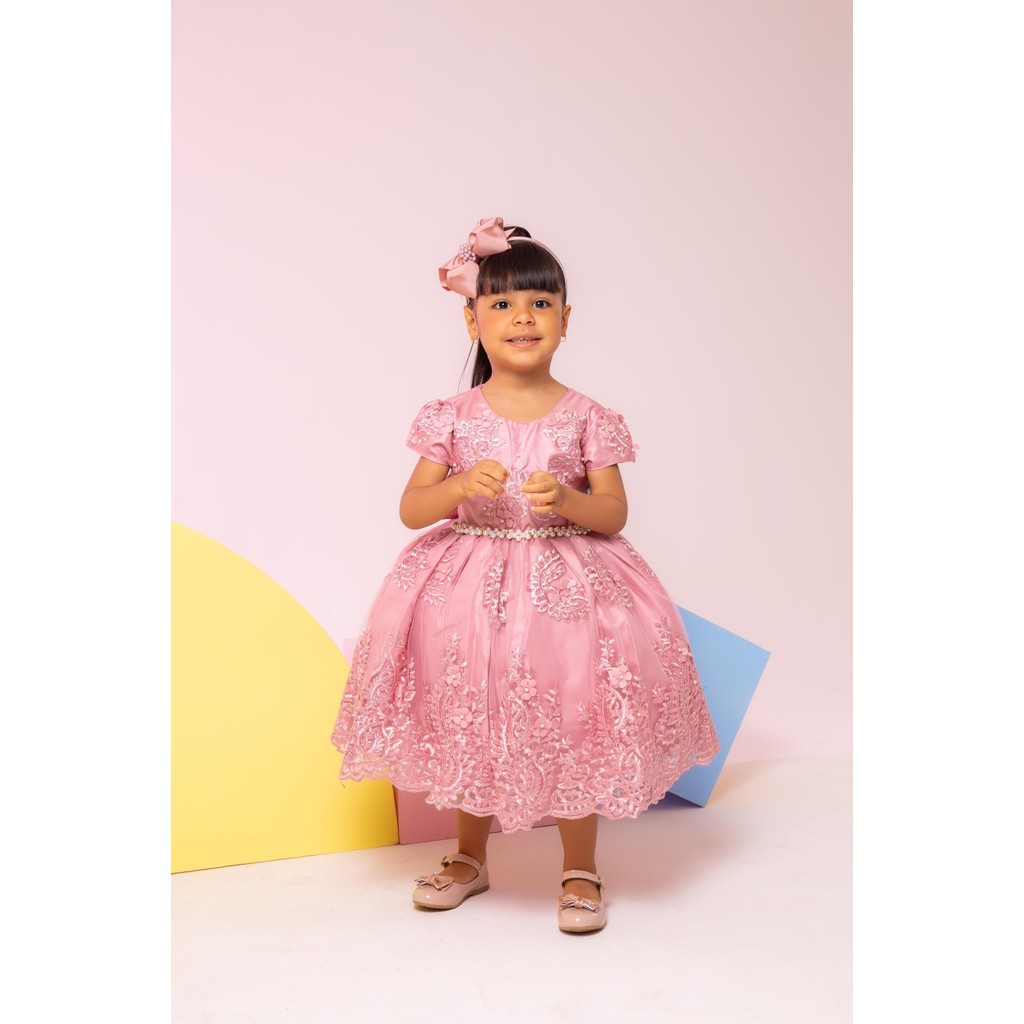 Vestido Marie Jardim Encantado Realeza Rose Formatura Noiva Batizado Elegante Luxo Clássico Cerimônia Festa Formal Princesa Sofisticado Delicado Glamouroso Chic Tradicional Romântico Solene Infantil Juvenil Festa Casual Menina