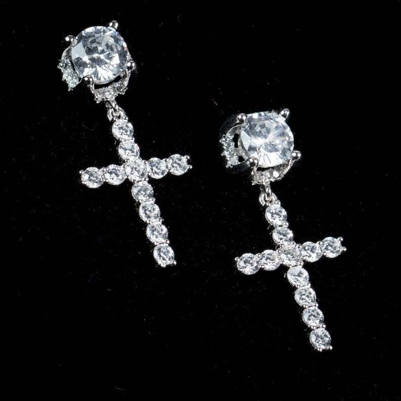 Par de Brinco Cravejado Cruz - Moda Masculina / Feminina / Acessórios / Luxo / Ice / Trap / Hip-Hop / Promoção / Colar / Corrente / Verão 2021 / Cantor / Estilo / Neymar / Blogueiro / Blogueira / Gringa / Orelha / Prata / Dourado