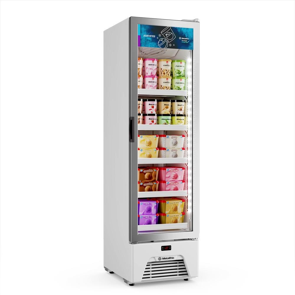 Freezer vertical branco Metalfrio com porta de vidro transparente, prateleiras e sorvetes coloridos.
