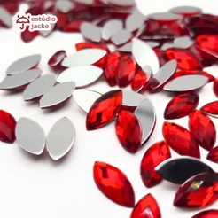 Chaton Navete Sextavado 7x15mm Vermelho em Acrílico com Base Reta para Colagem – Brilho Intenso com Estilo Sextavado
