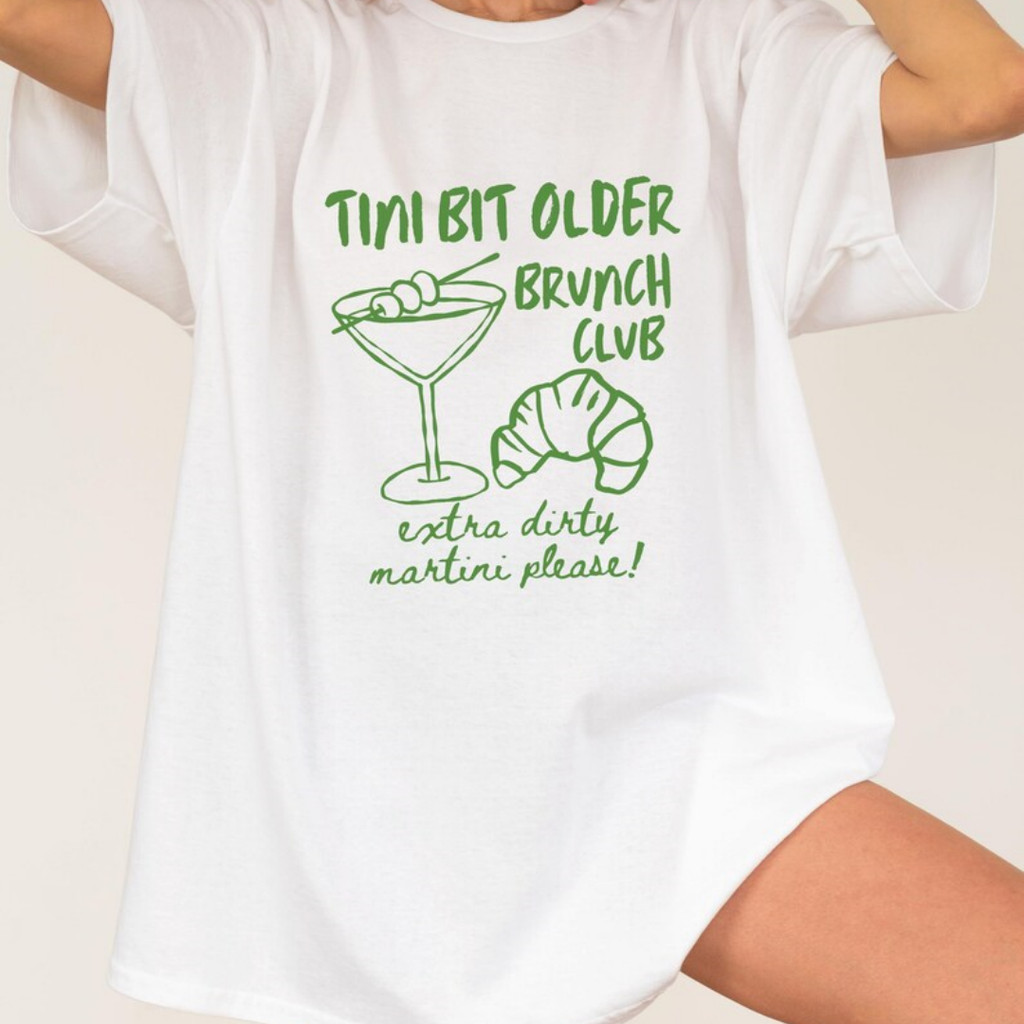Camiseta Feminina Casual Streetwear Tiny Bit Older Tini Bit Older T Shirt Brunch Club Envio Imediato