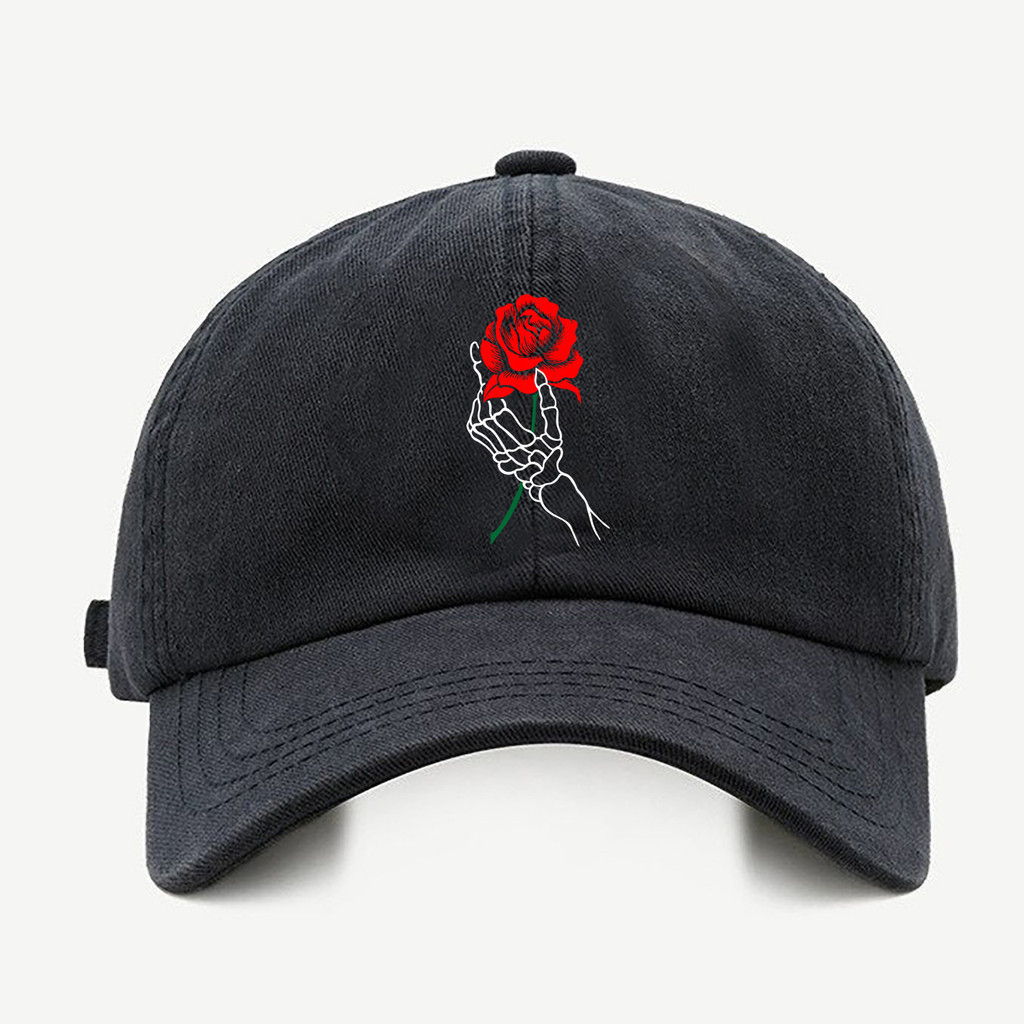 Bone baseball masculino preto Rosa Mao Caveira ClassicaCom regualgem cores bege e branco
