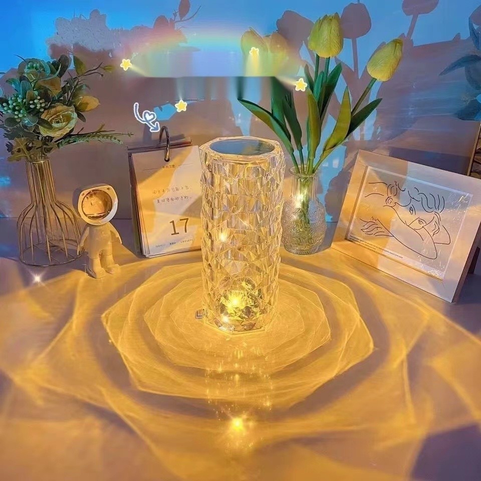 Luminária de mesa de cristal LED com três cores de luz projetor com USB em Oferta na Shopee