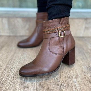 Bota Couro Detalhes em Tiras Rebites e Fivela Marrom 